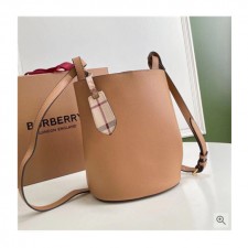 Burberry 버버리 2021 여성용 레더 버킷 숄더백,18.5cm,BURB0534,카멜